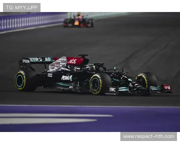 F1赛季最新动态：红牛强势崛起 汉密尔顿争冠之路再起挑战